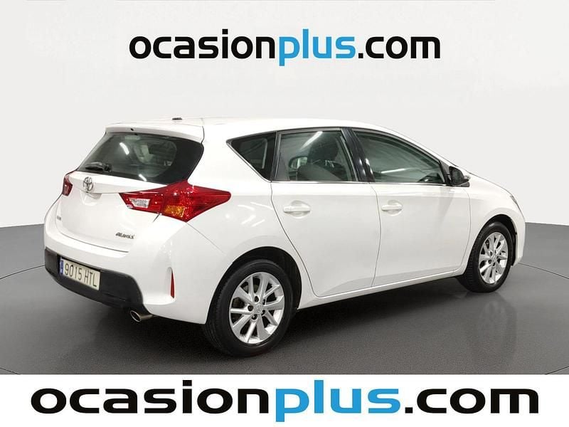 Begagnad Toyota Auris Active 132 HK (97 kW) 2013 Vit Halvkombi