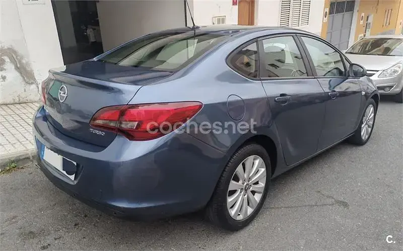 Usado Opel Astra Excellence 140 CV (102 kW) 2013 Azul Berlina