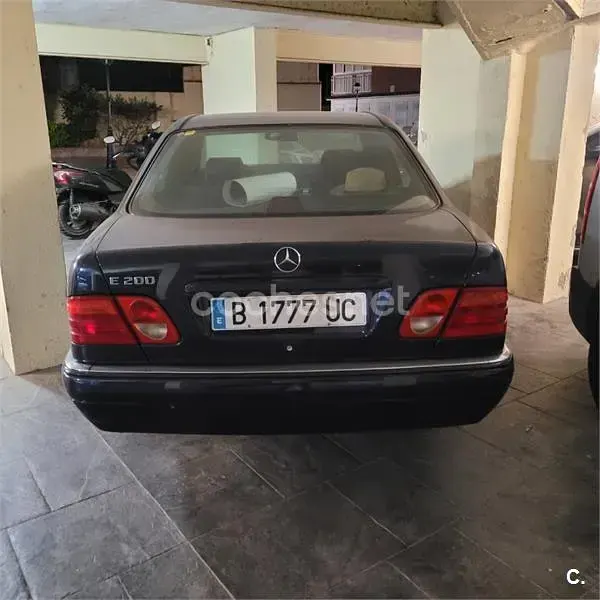 Usado Mercedes E200 Elegance 136 CV (100 kW) 1998 Azul Berlina