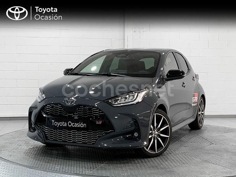 Gris / plata Nuevo 2025 Toyota Yaris Hybrid Sport Berlina | 25.800 € (Precio justo) - Imagen 1/4