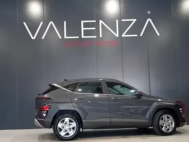 Usado Hyundai Kona 120 CV (88 kW) 2024 Gris SUV