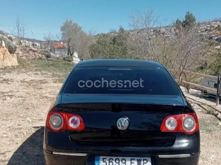 Usado VW Passat Highline 140 CV (102 kW) 2007 Negro Berlina
