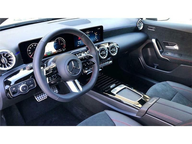 Usado Mercedes A180 AMG line 136 CV (100 kW) 2024 Gris Berlina