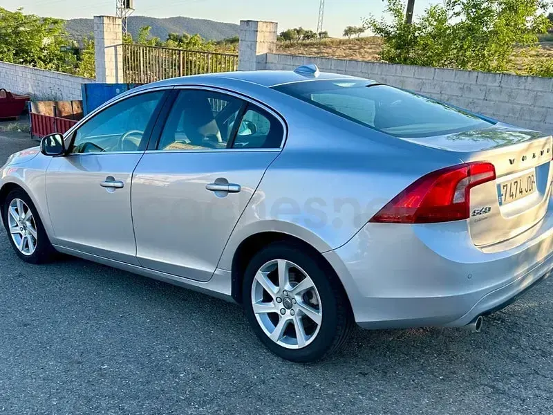 Usado Volvo S60 Momentum 136 CV (100 kW) 2015 Gris / plata Berlina