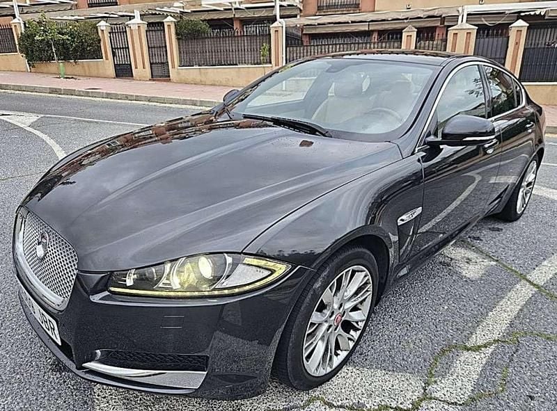 Usado Jaguar XF Luxury 241 CV (177 kW) 2015 Gris Berlina