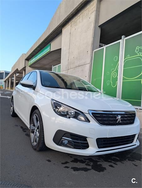 Usado Peugeot 308 Allure 110 CV (80 kW) 2018 Blanco Berlina