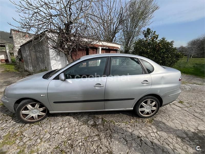 Usado Seat Cordoba Sport 130 CV (95 kW) 2003 Gris / plata Berlina