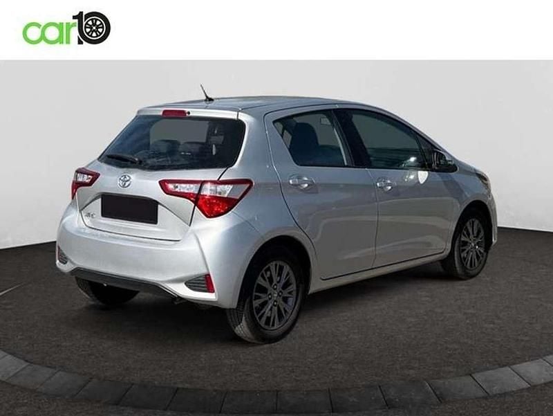 Usado Toyota Yaris Active 69 CV (50 kW) 2019 Gris Utilitario