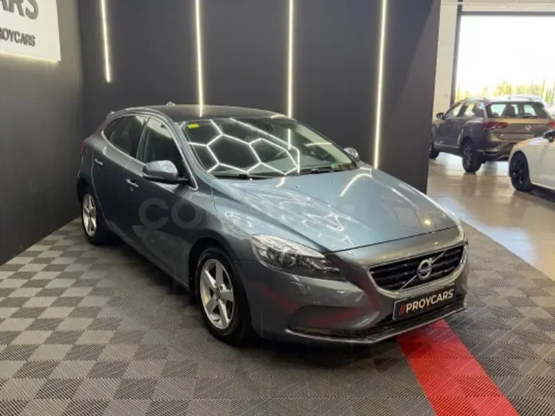 Usado Volvo V40 Momentum 150 CV (110 kW) 2013 Gris / plata Berlina