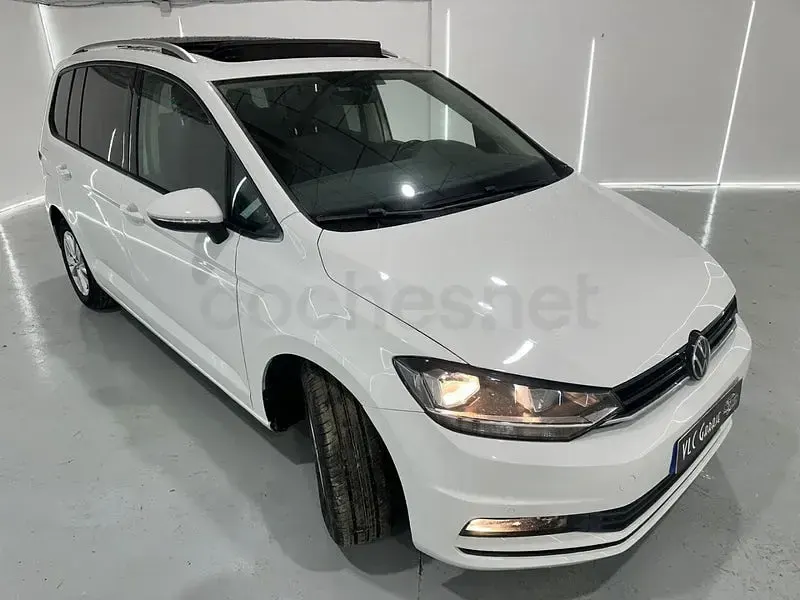 Usado VW Touran Advance 150 CV (110 kW) 2021 Blanco Monovolumen