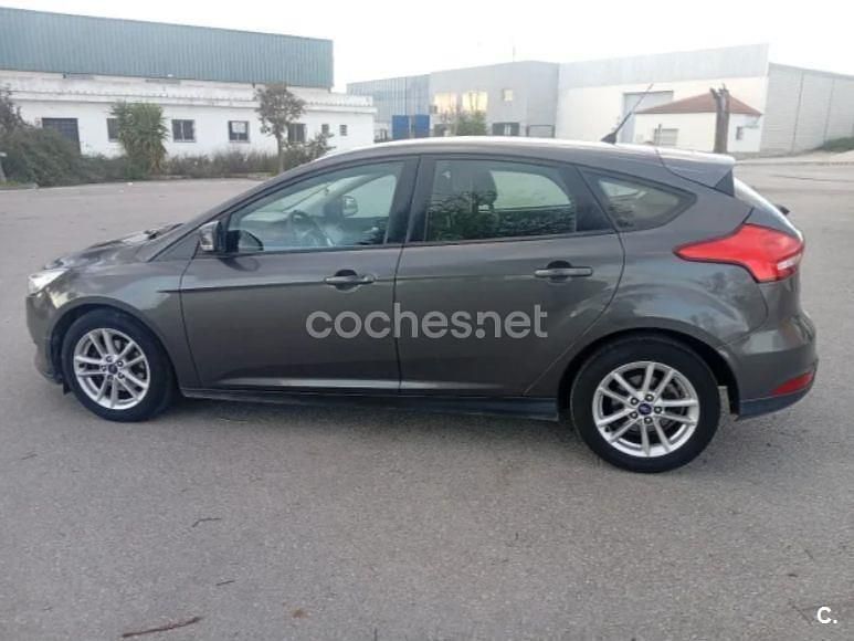 Usado Ford Focus Trend 125 CV (91 kW) 2018 Gris / plata Berlina