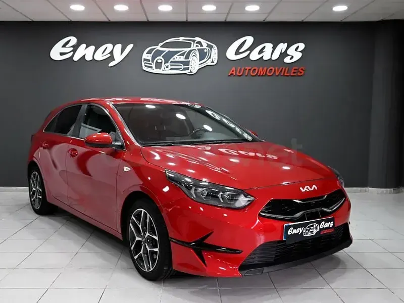 Usado Kia Ceed Style 120 CV (88 kW) 2023 Rojo Utilitario