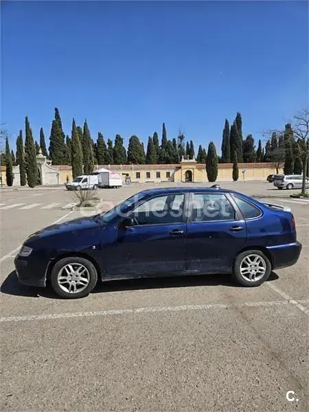 Usado Seat Cordoba Stella 90 CV (66 kW) 2000 Azul Berlina