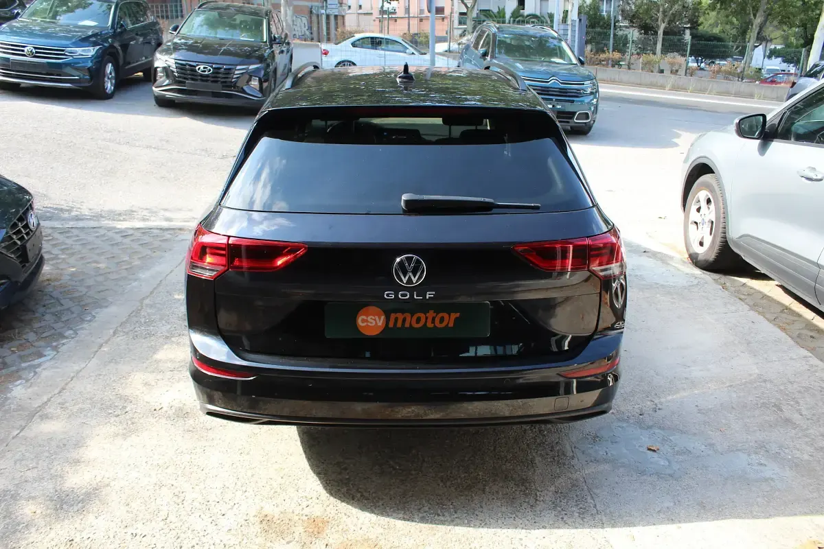 Usado VW Golf VIII Life 110 CV (80 kW) 2023 Negro Familiar
