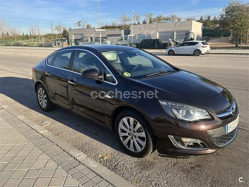 Usado Opel Astra Excellence 130 CV (95 kW) 2013 Marrón Berlina