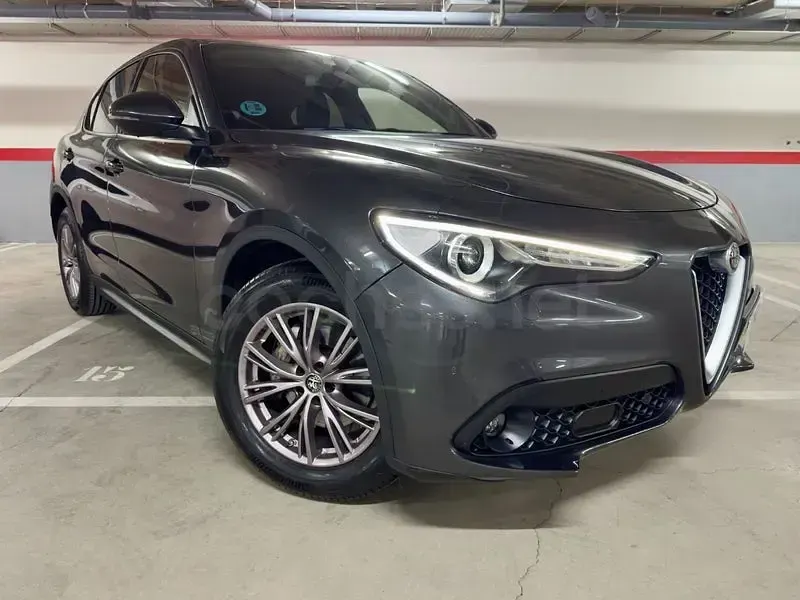 Usado Alfa Romeo Stelvio Super 160 CV (117 kW) 2022 Gris / plata SUV