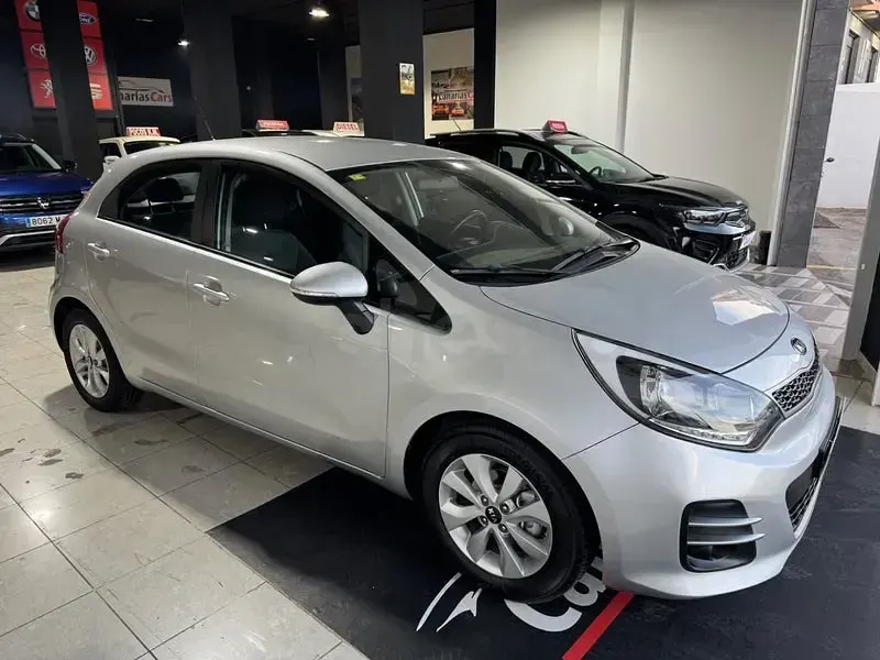 Usado Kia Rio 84 CV (61 kW) 2017 Gris / plata Berlina