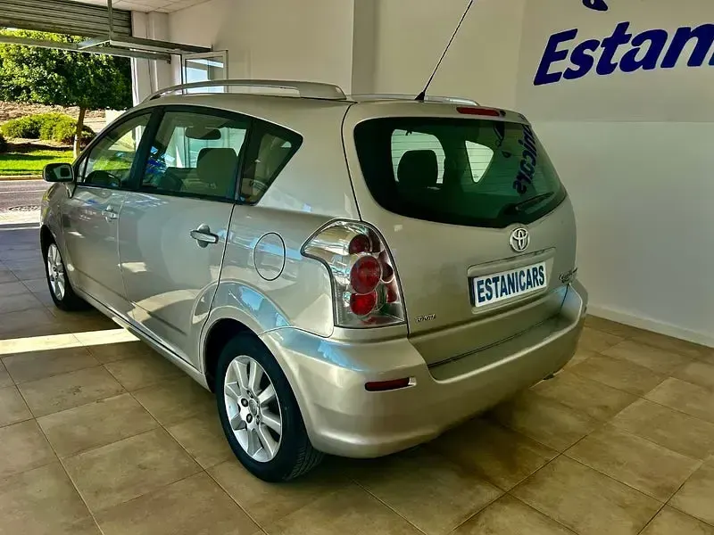 Usado Toyota Corolla Verso Luna 116 CV (85 kW) 2005 Gris / plata Monovolumen