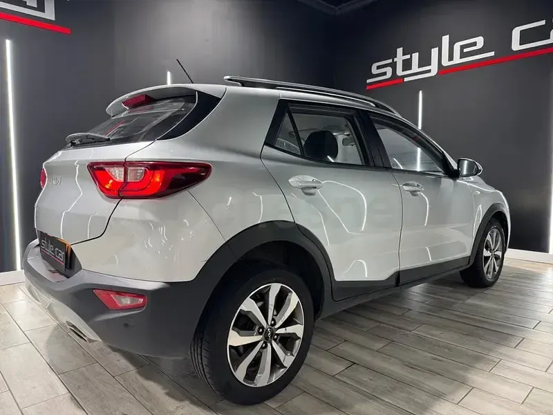 Usado Kia Stonic 101 CV (74 kW) 2022 Gris / plata SUV