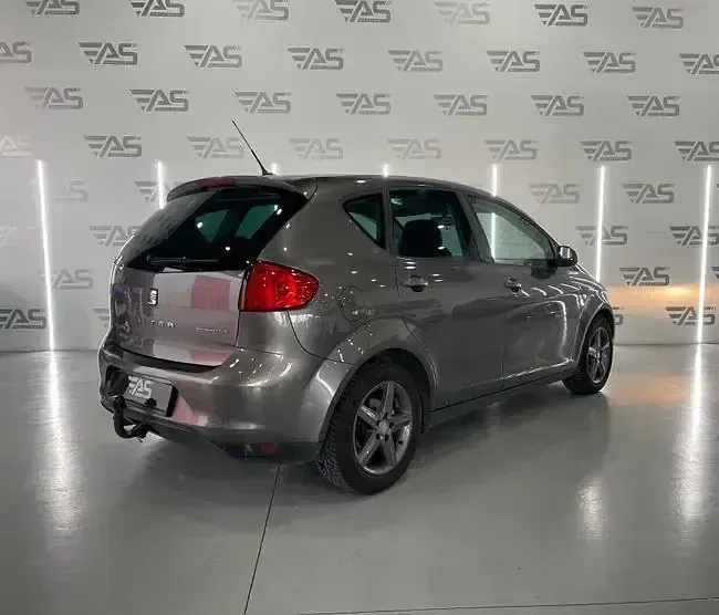 Usado Seat Altea Ecomotive 105 CV (77 kW) 2014 Gris Monovolumen