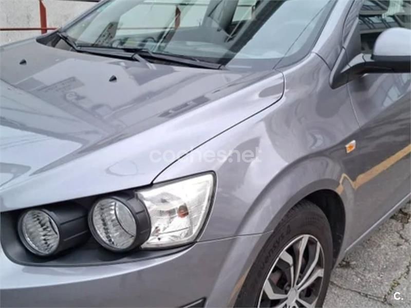 Usado Chevrolet Aveo LTZ 100 CV (73 kW) 2011 Gris / plata Berlina