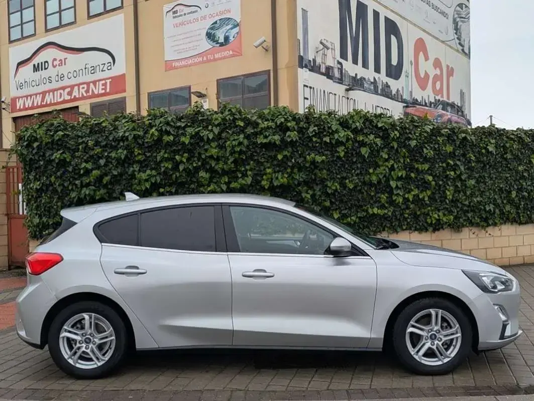 Usado Ford Focus Titanium 120 CV (88 kW) 2021 Gris Utilitario