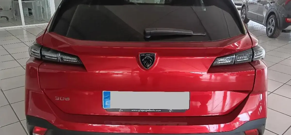 Usado Peugeot 308 Active 131 CV (96 kW) 2023 Rojo Familiar