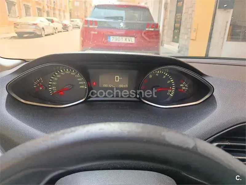 Usado Peugeot 308 Access 82 CV (60 kW) 2015 Blanco Berlina