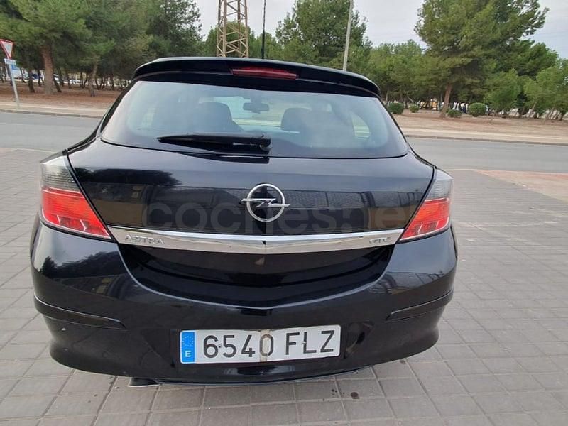 Usado Opel Astra GTC Sport 105 CV (77 kW) 2007 Negro Berlina
