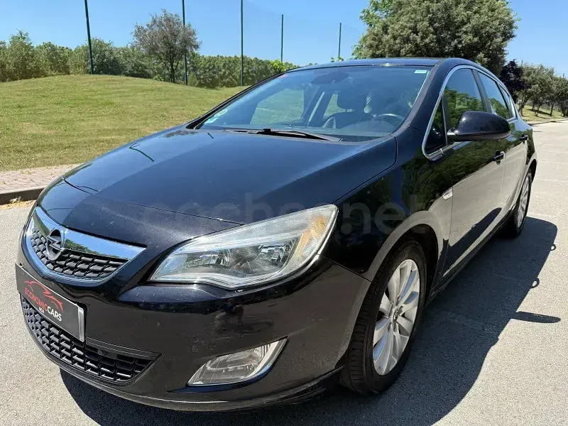 Usado Opel Astra Excellence 165 CV (121 kW) 2012 Negro Berlina