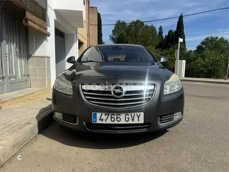 Usado Opel Insignia Cosmo 130 CV (95 kW) 2010 Gris / plata Berlina