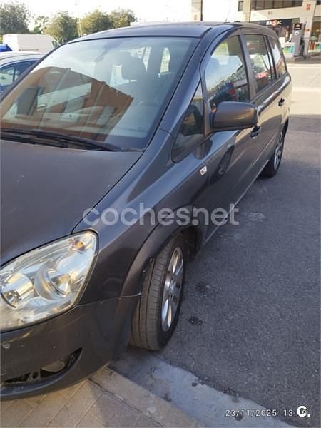Gris / plata Usado 2010 Opel Zafira Essentia Monovolumen | 3800 € (Buen precio) - Imagen 1/4