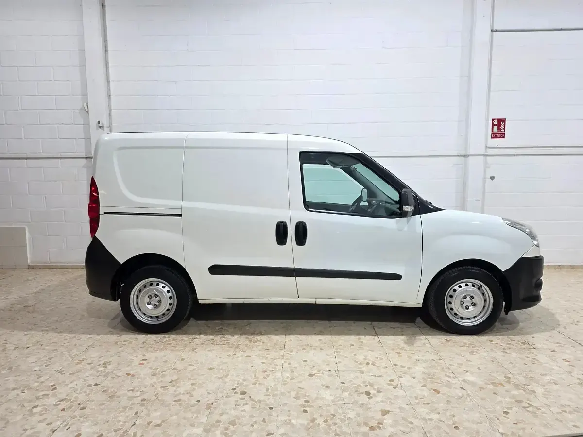 Usado Fiat Doblò Easy 90 CV (66 kW) 2015 Blanco Monovolumen