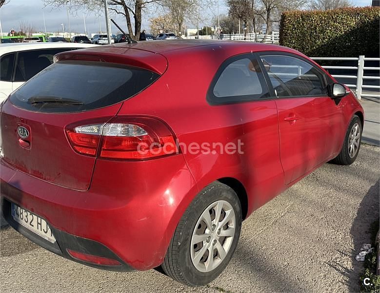 Usado Kia Rio 85 CV (62 kW) 2013 Rojo Berlina