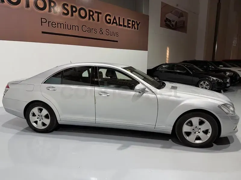 Usado Mercedes S500 388 CV (285 kW) 2007 Gris / plata Berlina