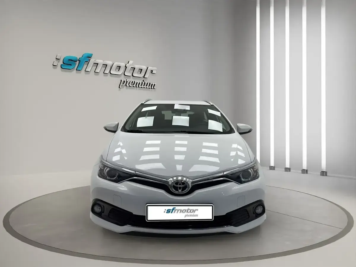 Usado Toyota Auris Touring Sports Active 116 CV (85 kW) 2015 Blanco Familiar