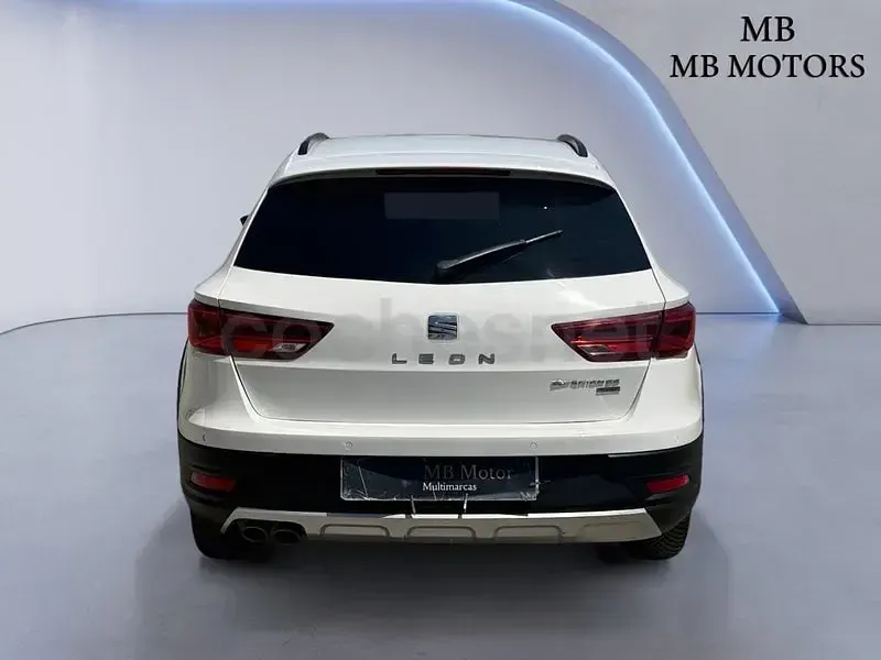 Usado Seat Leon 4Drive 150 CV (110 kW) 2018 Blanco Familiar