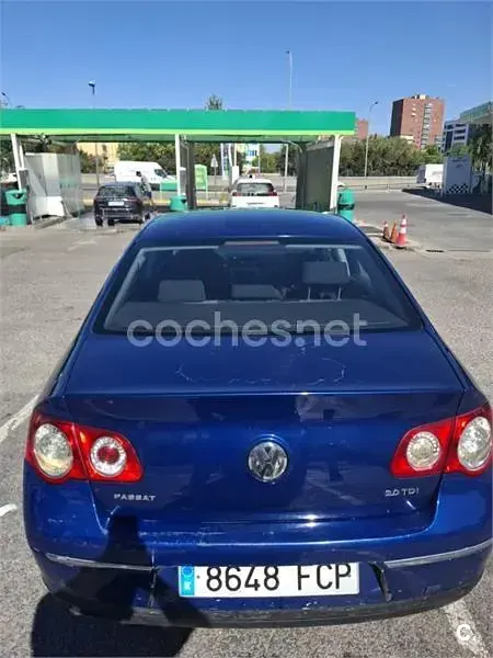 Usado VW Passat Trendline 105 CV (77 kW) 2006 Azul Berlina