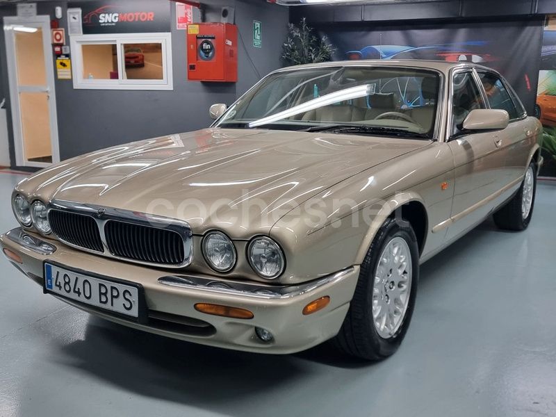 Beige Usado 2001 Jaguar XJ8 Executive Berlina | 10.995 € - Imagen 1/4