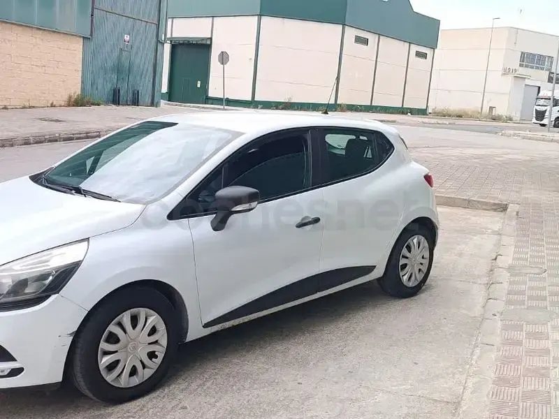 Usado Renault Clio IV Business 75 CV (55 kW) 2017 Blanco Berlina