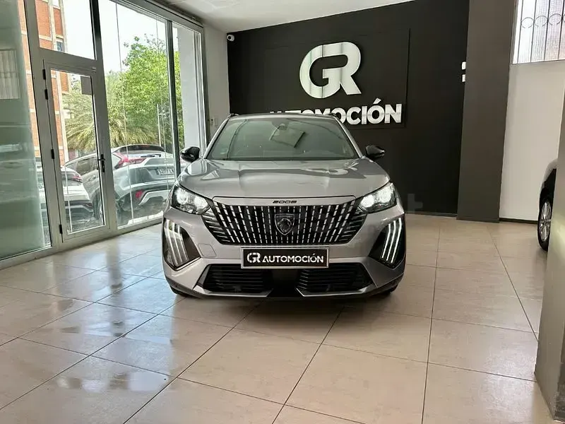 Usado Peugeot 2008 Allure 130 CV (95 kW) 2024 Gris / plata SUV