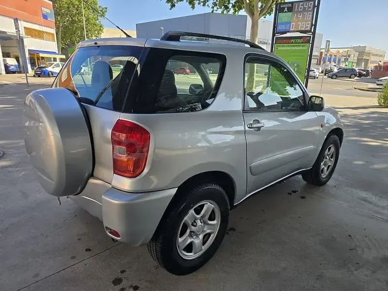 Usado Toyota RAV4 Luna 125 CV (91 kW) 2001 Gris / plata SUV