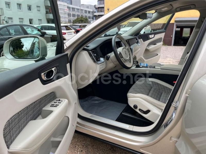 Beige Usado 2020 Volvo XC60 Momentum SUV | 29.900 € (Buen precio) - Imagen 1/4