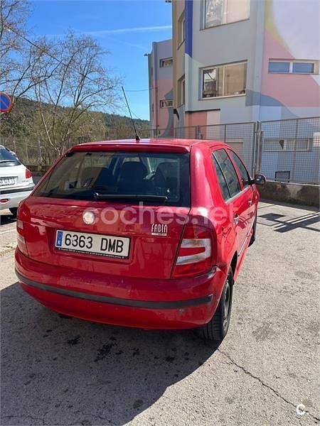 Usado Skoda Fabia 64 CV (47 kW) 2005 Rojo Berlina