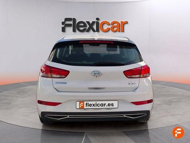 Usado Hyundai i30 120 CV (88 kW) 2022 Blanco