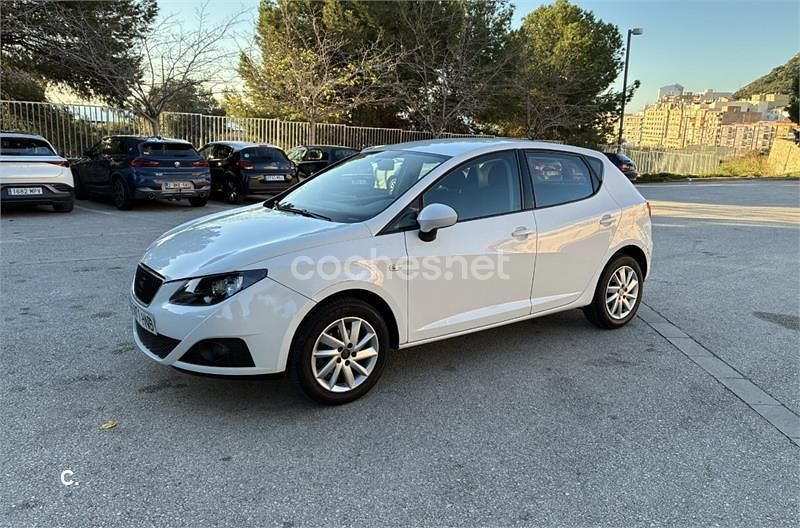 Usado Seat Ibiza Reference 90 CV (66 kW) 2012 Blanco Berlina