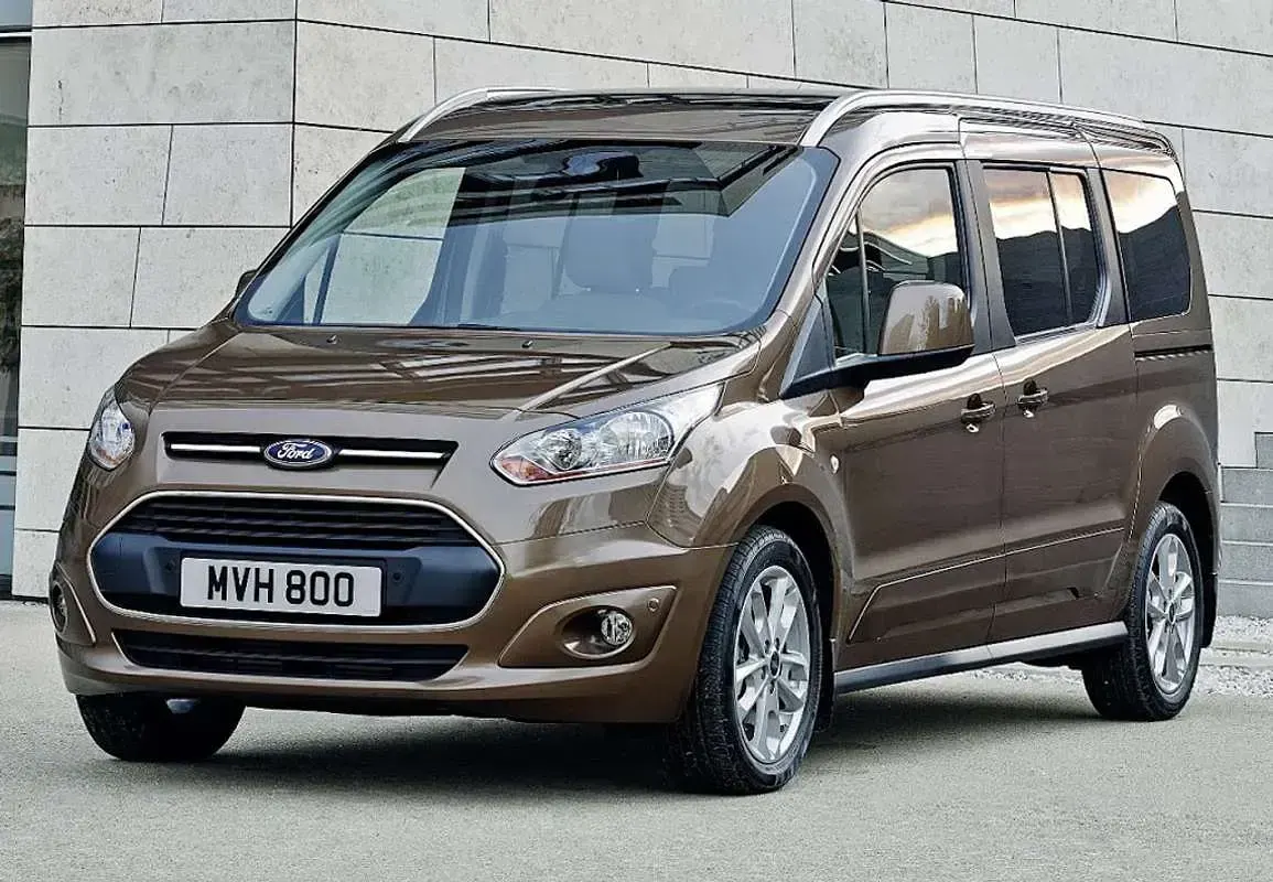Usado Ford Tourneo Titanium 122 CV (89 kW) 2025 Negro Van