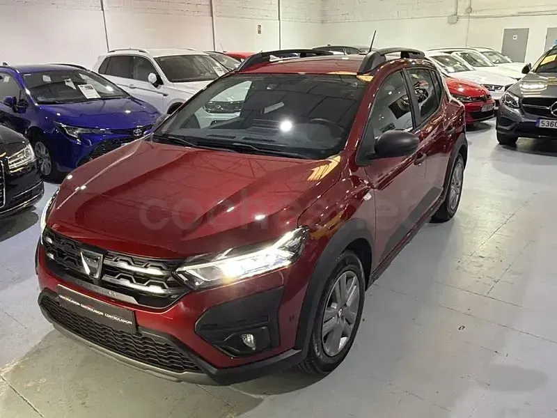 Usado Dacia Sandero Comfort 91 CV (66 kW) 2021 Granate Berlina