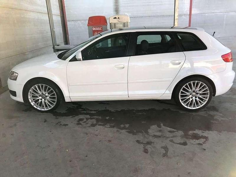 Usado Audi A3 Sportback Attraction 105 CV (77 kW) 2009 Blanco Utilitario