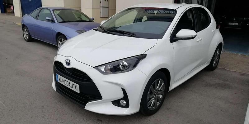 Usado Toyota Yaris Hybrid Active 116 CV (85 kW) 2023 Blanco Utilitario